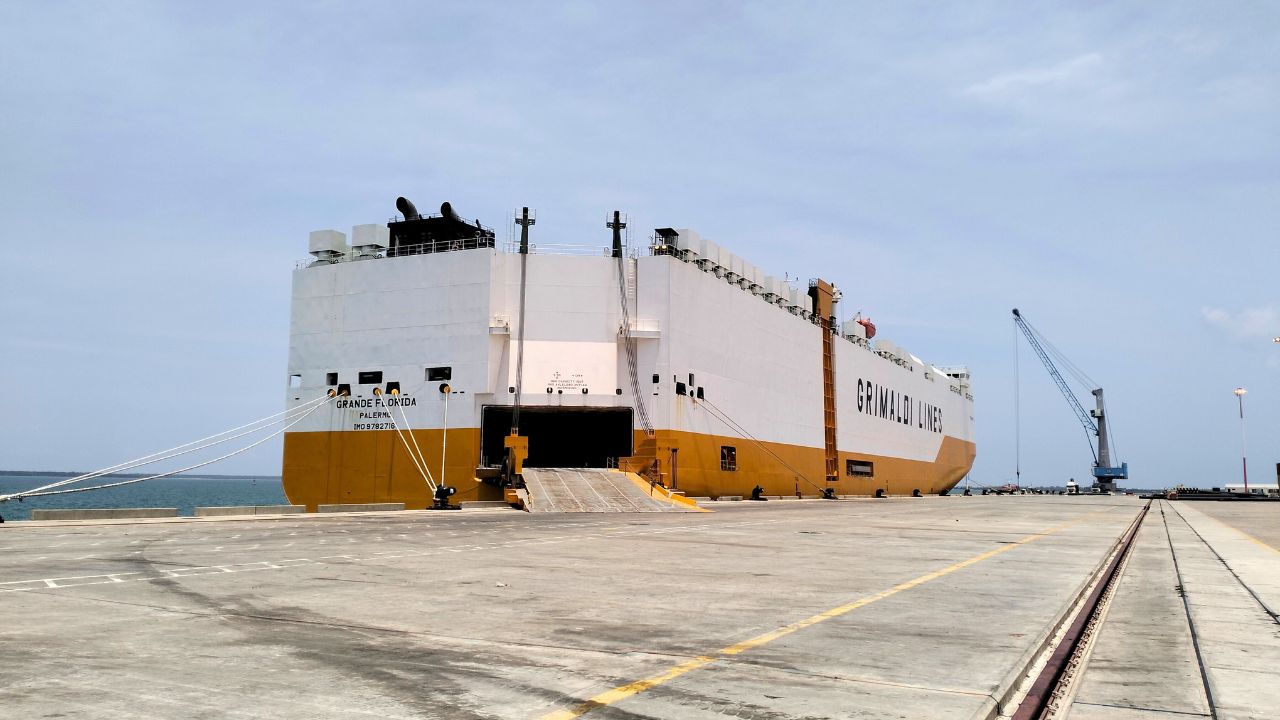 Grimaldi vehicle carrier Grande Florida at berth